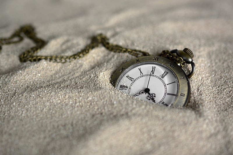Clock and sand in an hourglass
